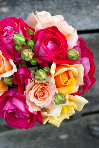 Fondo de pantalla Amazing Roses Bouquet 320x480