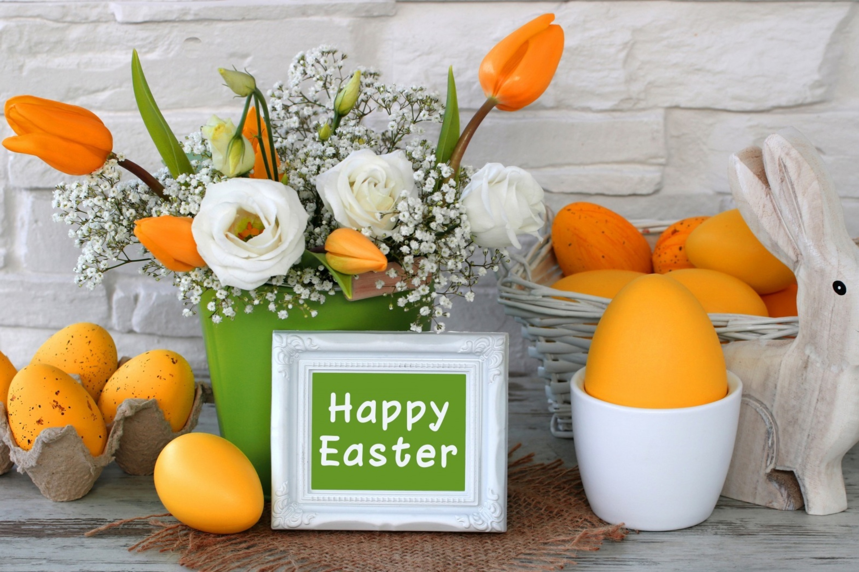 Fondo de pantalla Easter decoration with yellow eggs and bunny 2880x1920