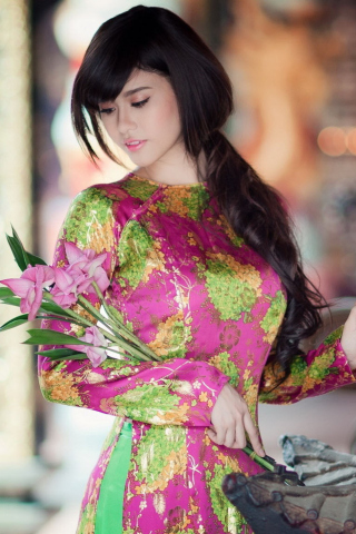 Screenshot №1 pro téma Girl With Pink Flowers 320x480