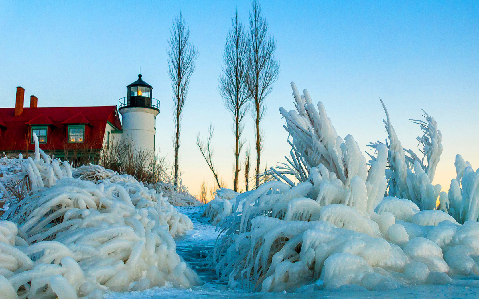 Sfondi Winter Frozen Lighthouses 1680x1050