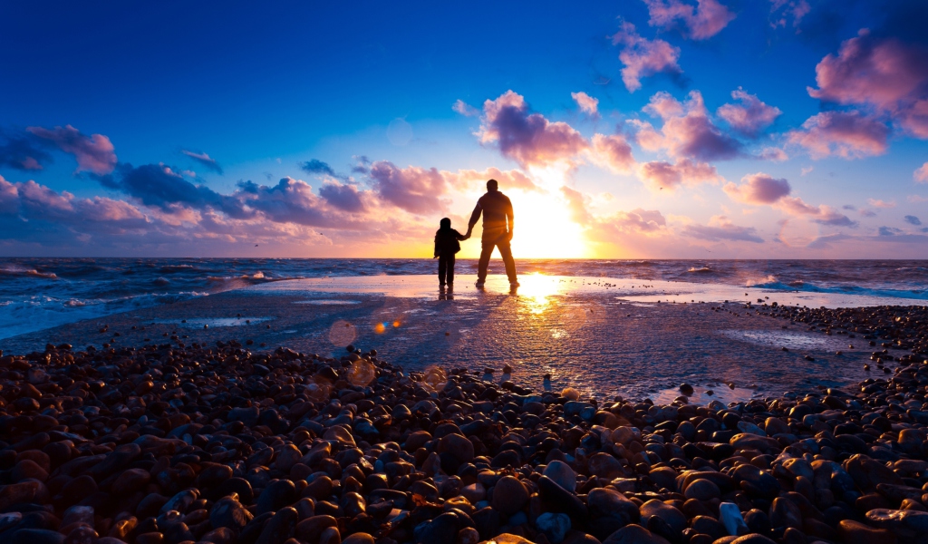 Das Father And Son On Beach At Sunset Wallpaper 1024x600