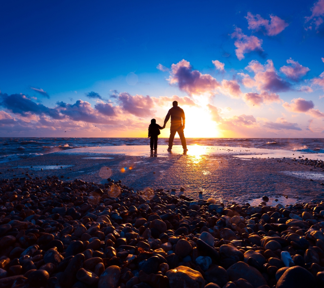 Fondo de pantalla Father And Son On Beach At Sunset 1080x960