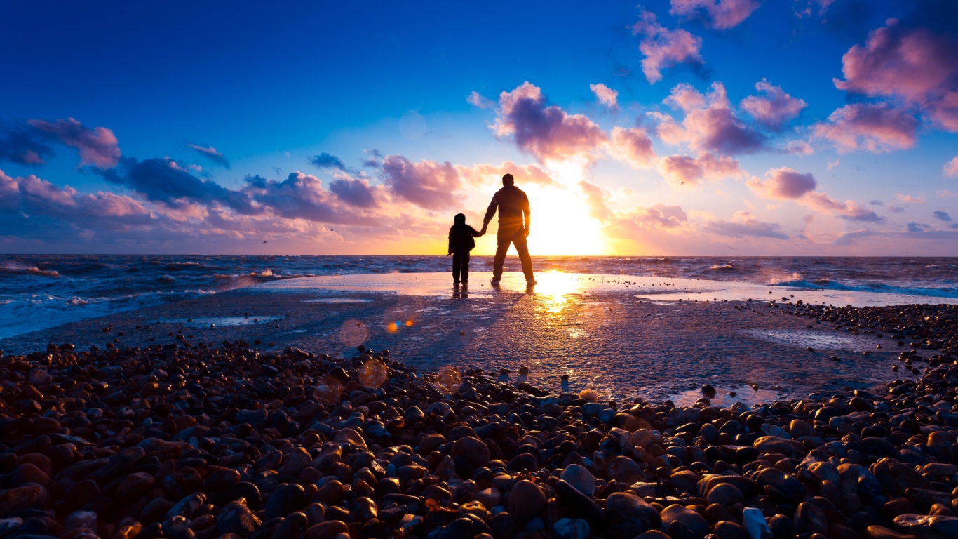 Das Father And Son On Beach At Sunset Wallpaper 1366x768
