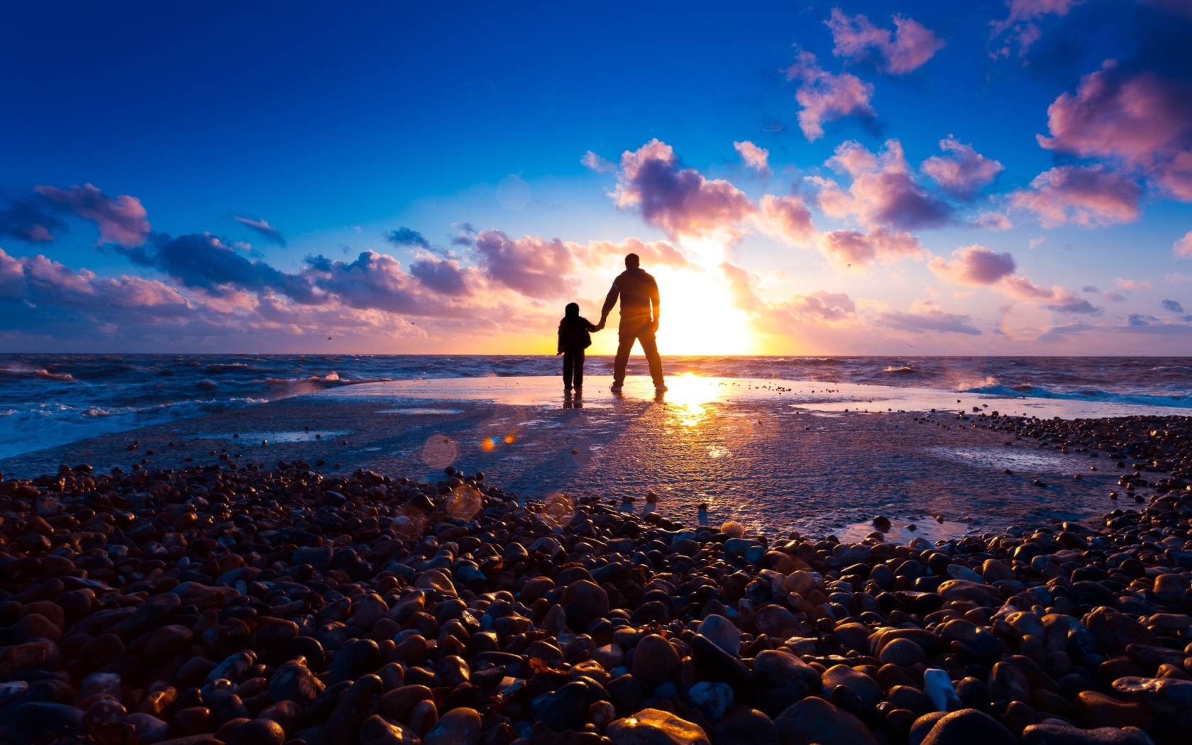Sfondi Father And Son On Beach At Sunset 1680x1050