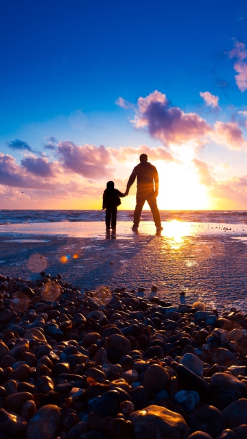Das Father And Son On Beach At Sunset Wallpaper 360x640