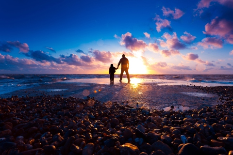 Sfondi Father And Son On Beach At Sunset 480x320