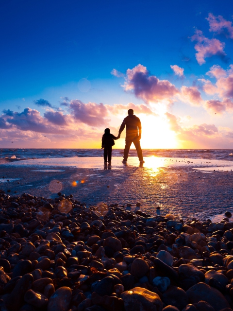 Fondo de pantalla Father And Son On Beach At Sunset 480x640
