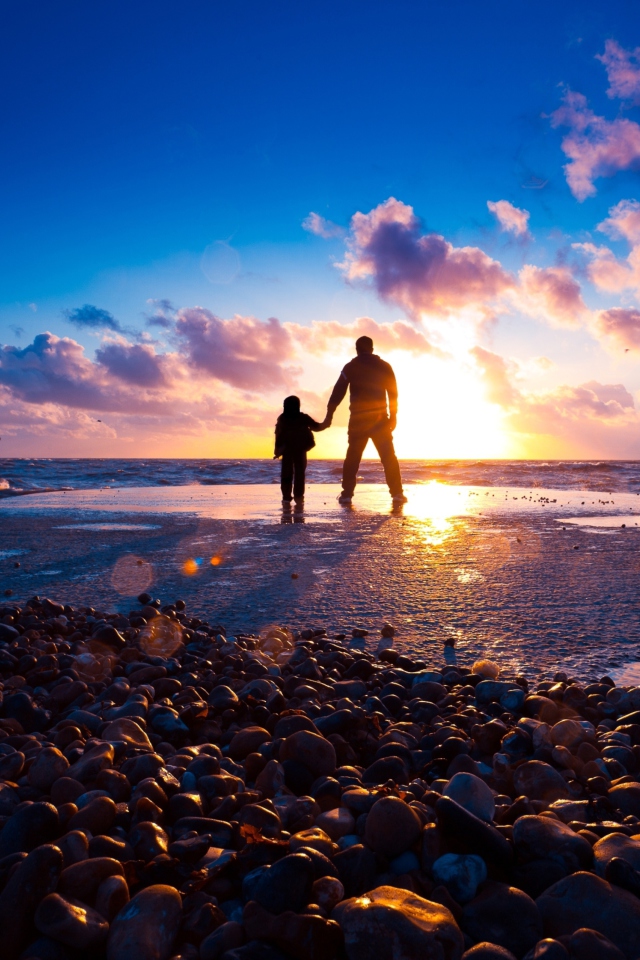 Sfondi Father And Son On Beach At Sunset 640x960