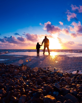 Father And Son On Beach At Sunset sfondi gratuiti per 640x960
