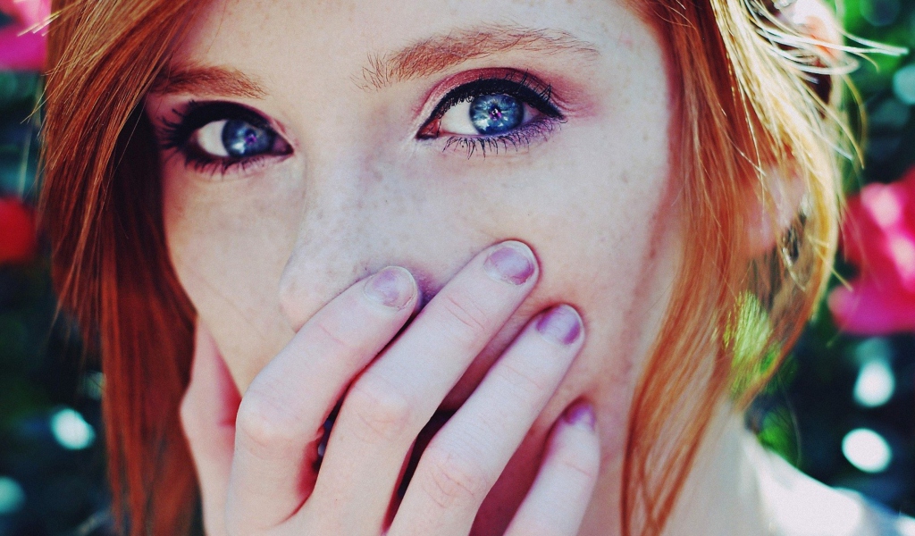 Fondo de pantalla Blue Eyes And Freckles 1024x600