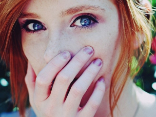 Das Blue Eyes And Freckles Wallpaper 320x240