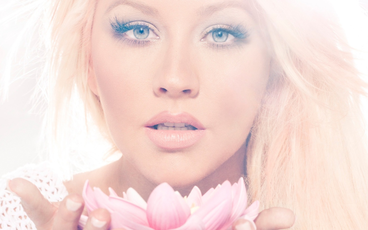 Das Christina Aguilera With Lotus Wallpaper 1280x800