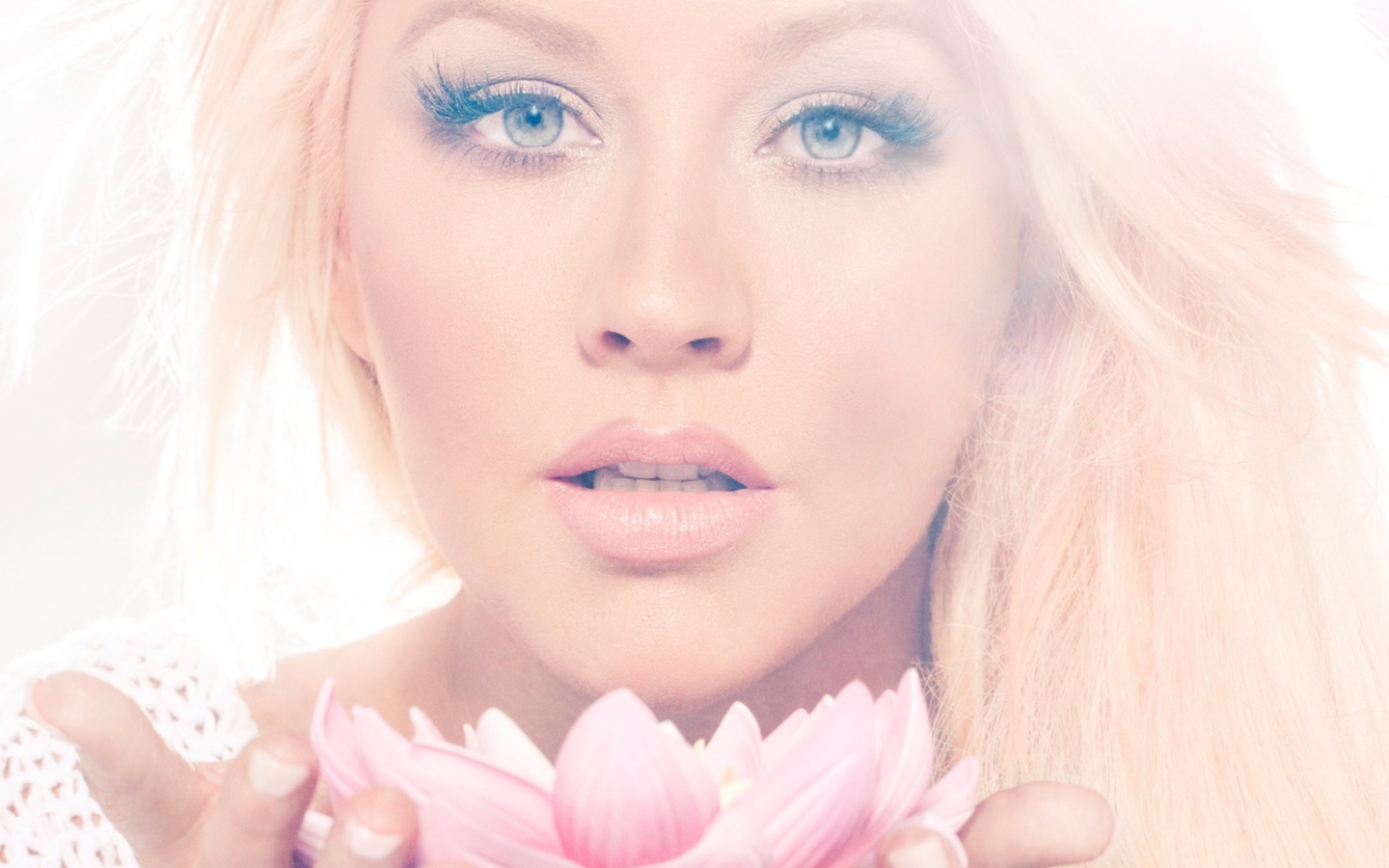 Обои Christina Aguilera With Lotus 1440x900
