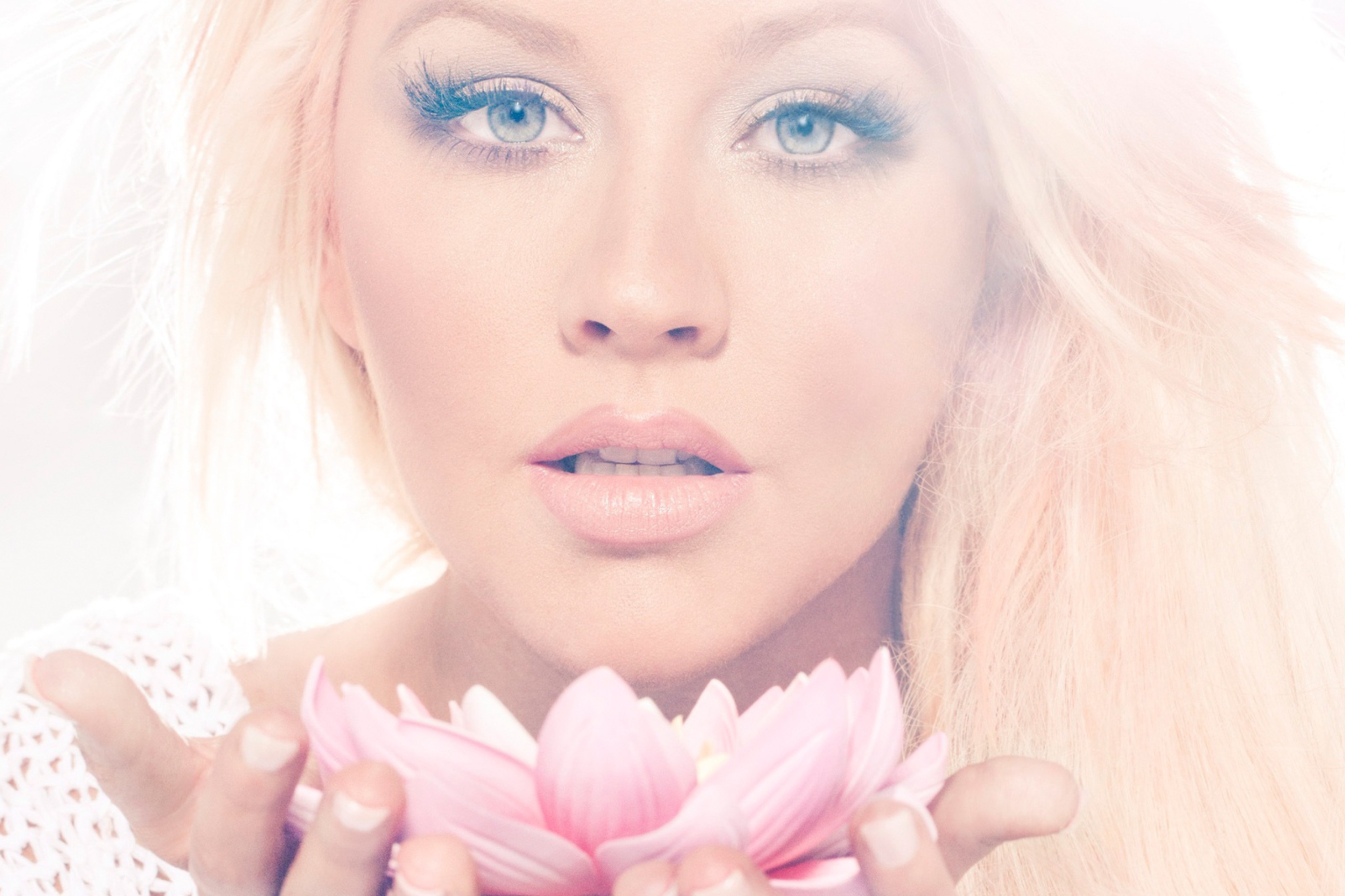 Fondo de pantalla Christina Aguilera With Lotus 2880x1920
