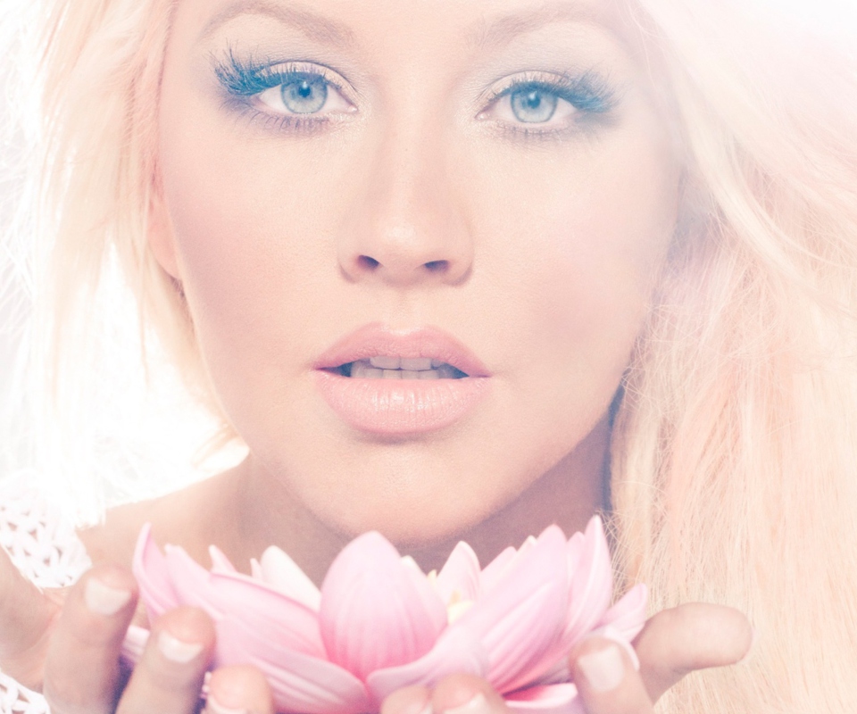 Das Christina Aguilera With Lotus Wallpaper 960x800