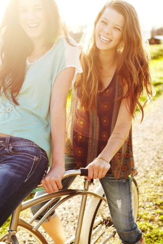 Happy Smiles Of Teen Girls screenshot #1 320x480