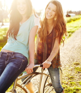 Kostenloses Happy Smiles Of Teen Girls Wallpaper für iPhone 12 Pro
