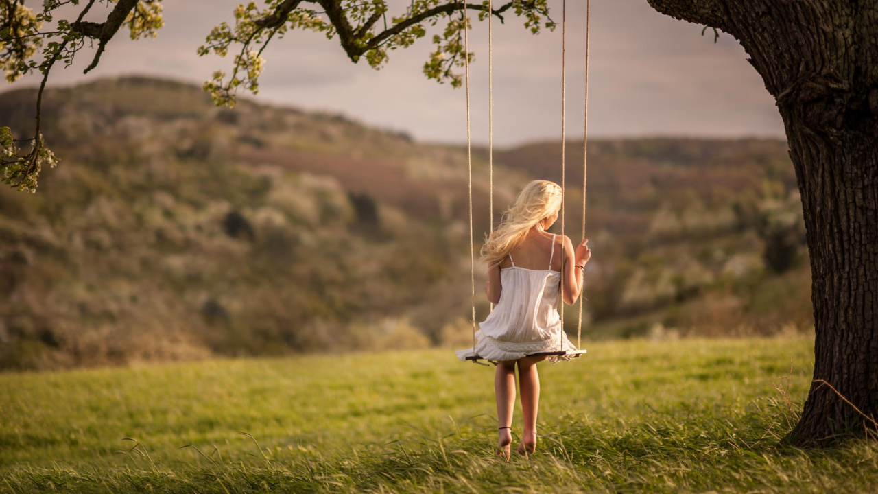 Screenshot №1 pro téma Girl On Tree Swing 1280x720