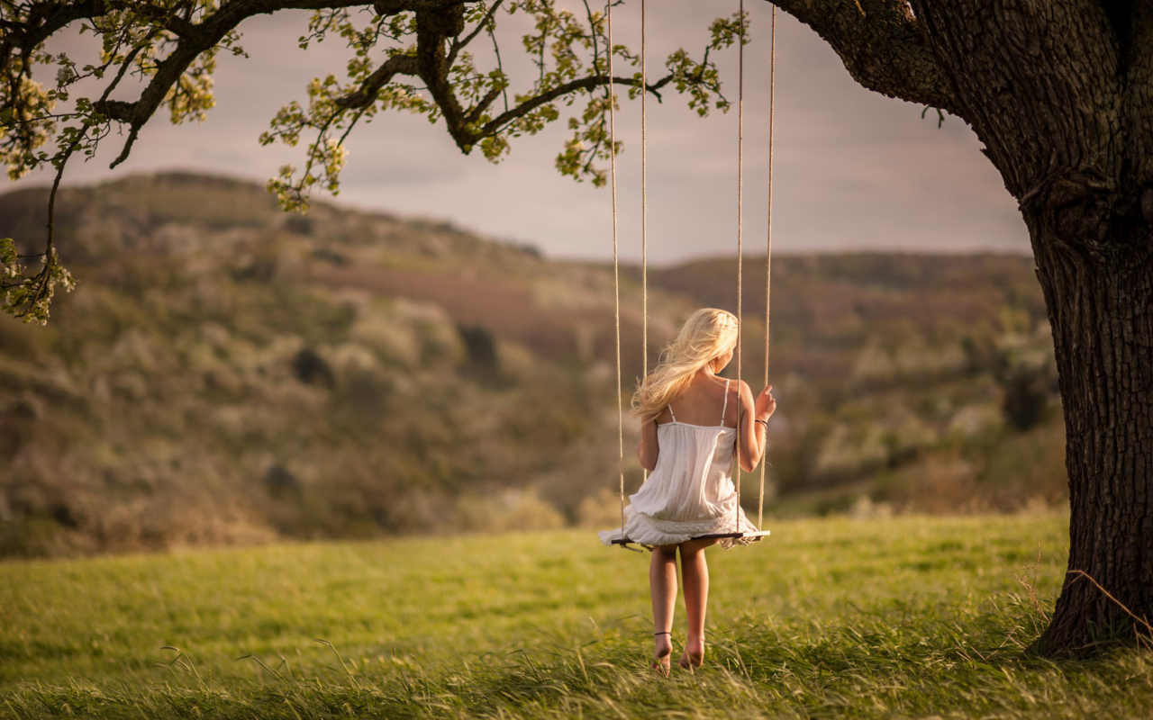 Обои Girl On Tree Swing 1280x800