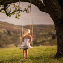 Fondo de pantalla Girl On Tree Swing 208x208