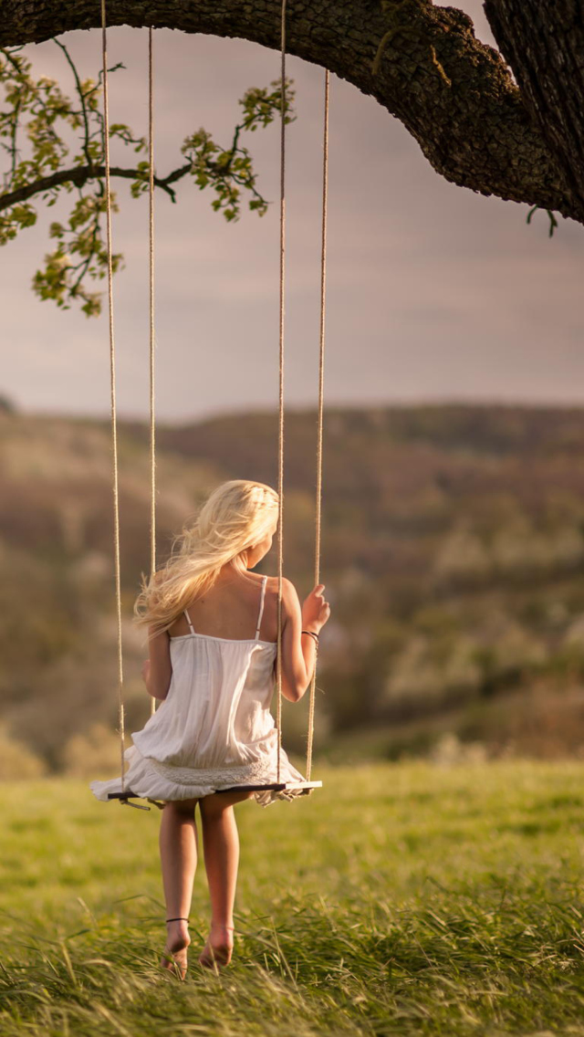 Das Girl On Tree Swing Wallpaper 640x1136