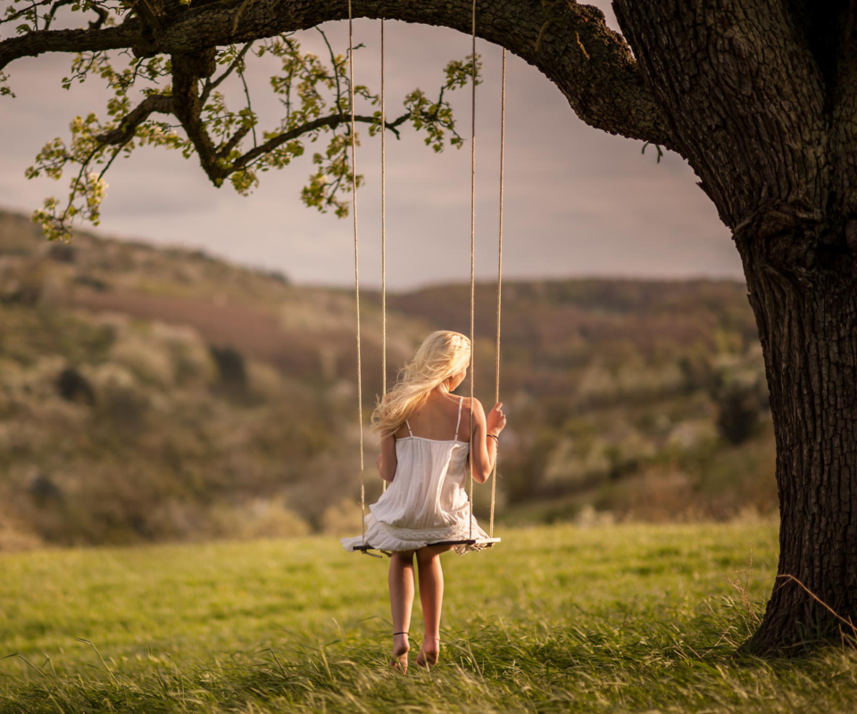 Fondo de pantalla Girl On Tree Swing 960x800
