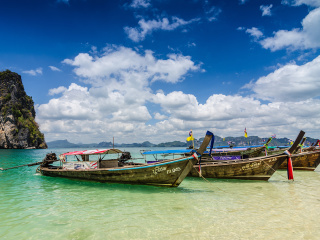 Обои Boats in Thailand Phi Phi 320x240