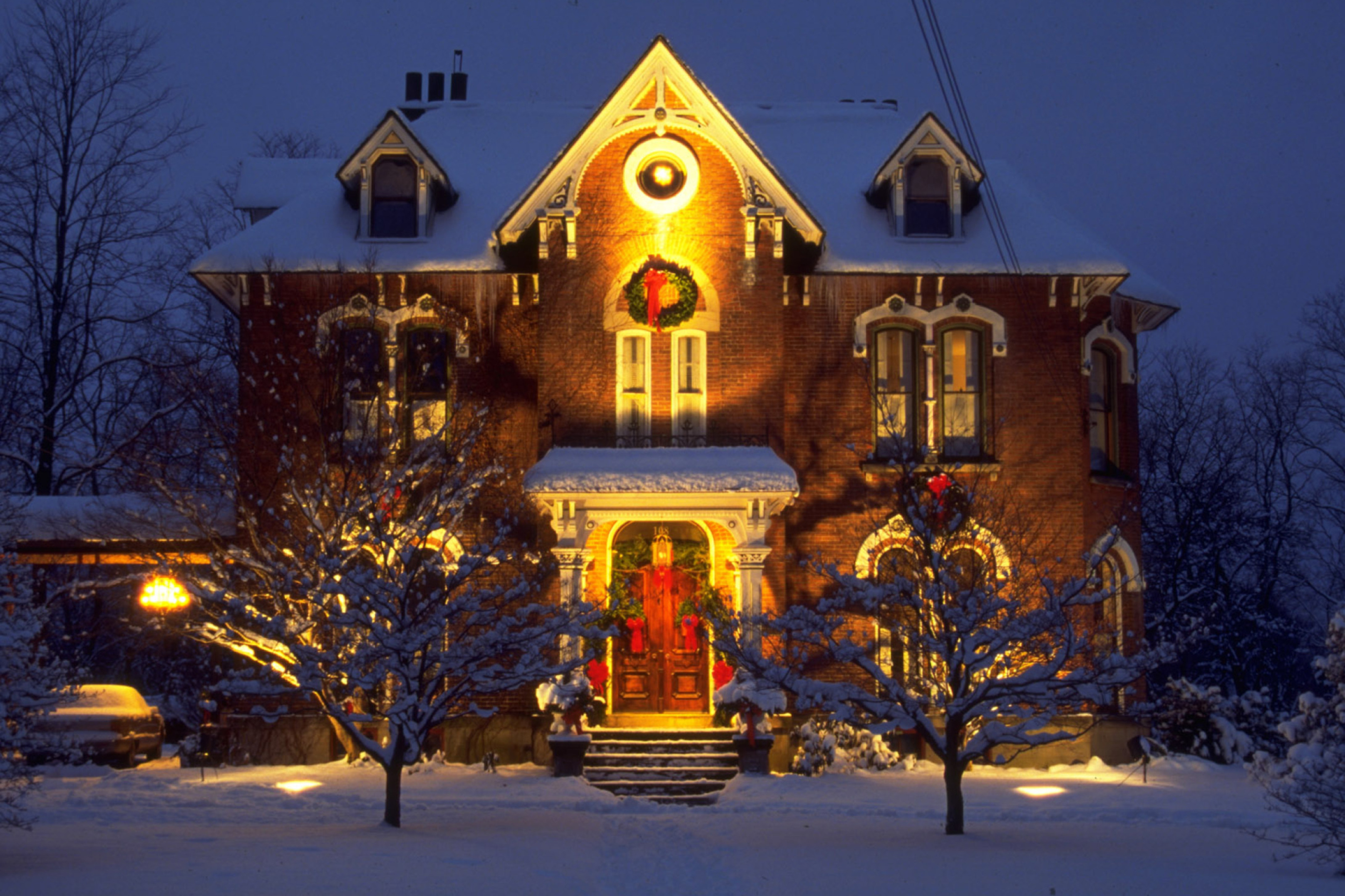 New year house. Новогодний домик. Новогодние дома. Красивый новогодний домик. Новогоднее освещение домов.