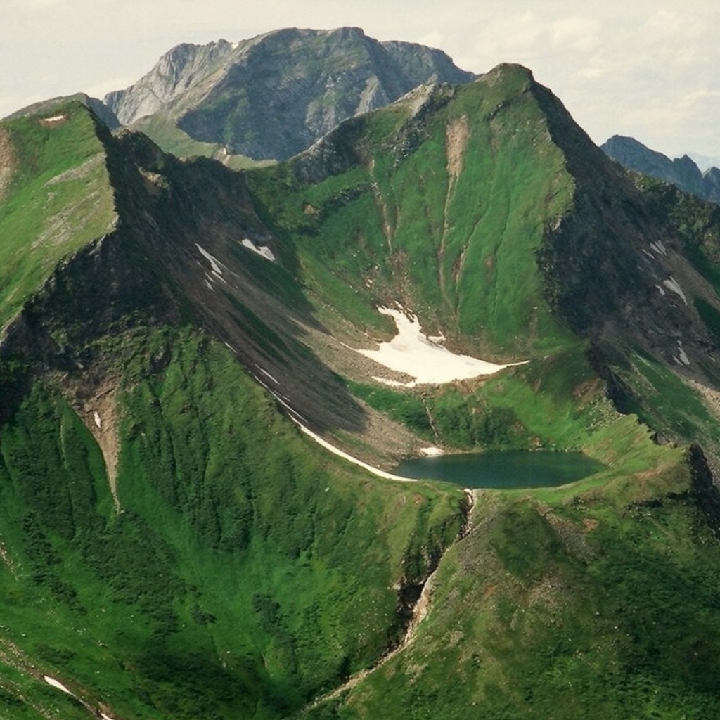 Fondo de pantalla Green Volcano Crater 1024x1024