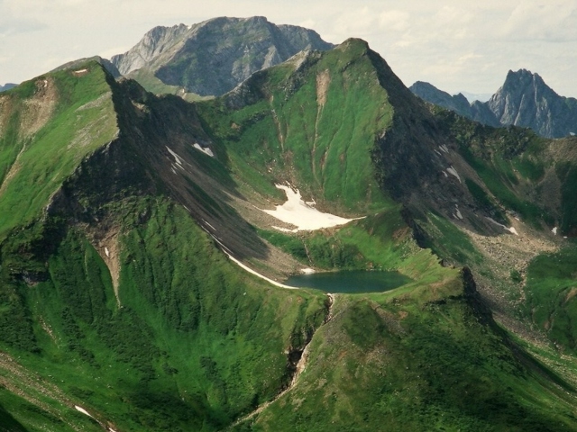 Green Volcano Crater wallpaper 640x480