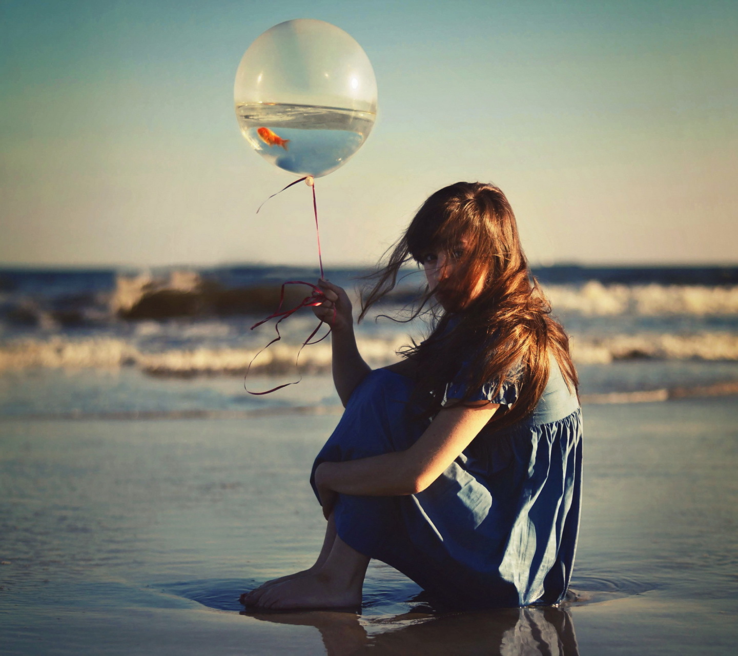 Sfondi Girl With Balloon On Beach 1440x1280