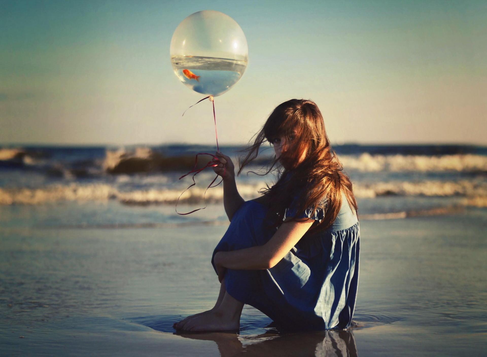 Fondo de pantalla Girl With Balloon On Beach 1920x1408