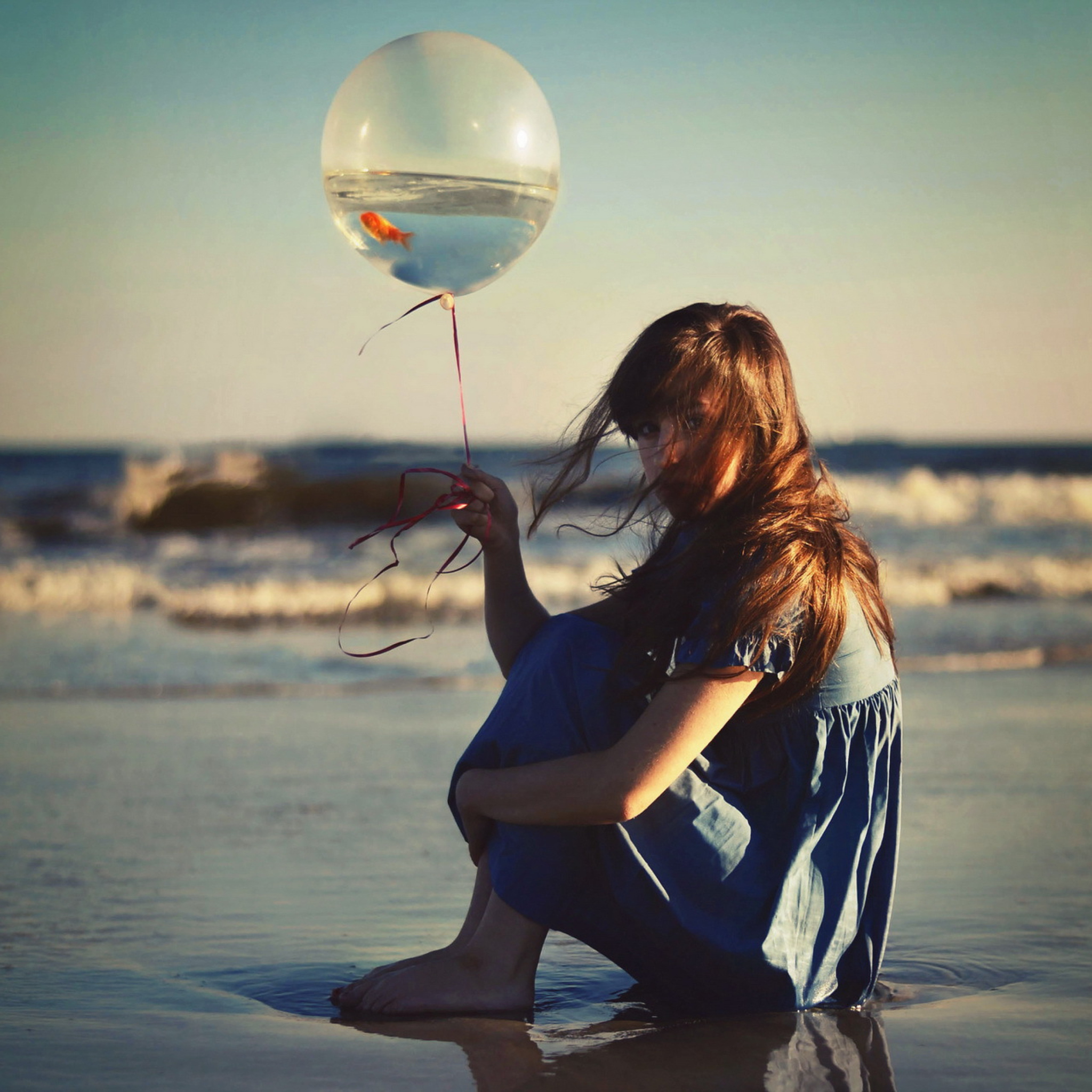 Fondo de pantalla Girl With Balloon On Beach 2048x2048
