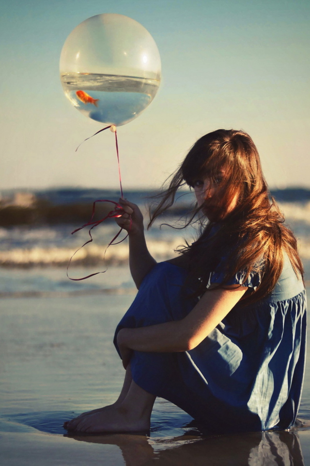 Screenshot №1 pro téma Girl With Balloon On Beach 640x960