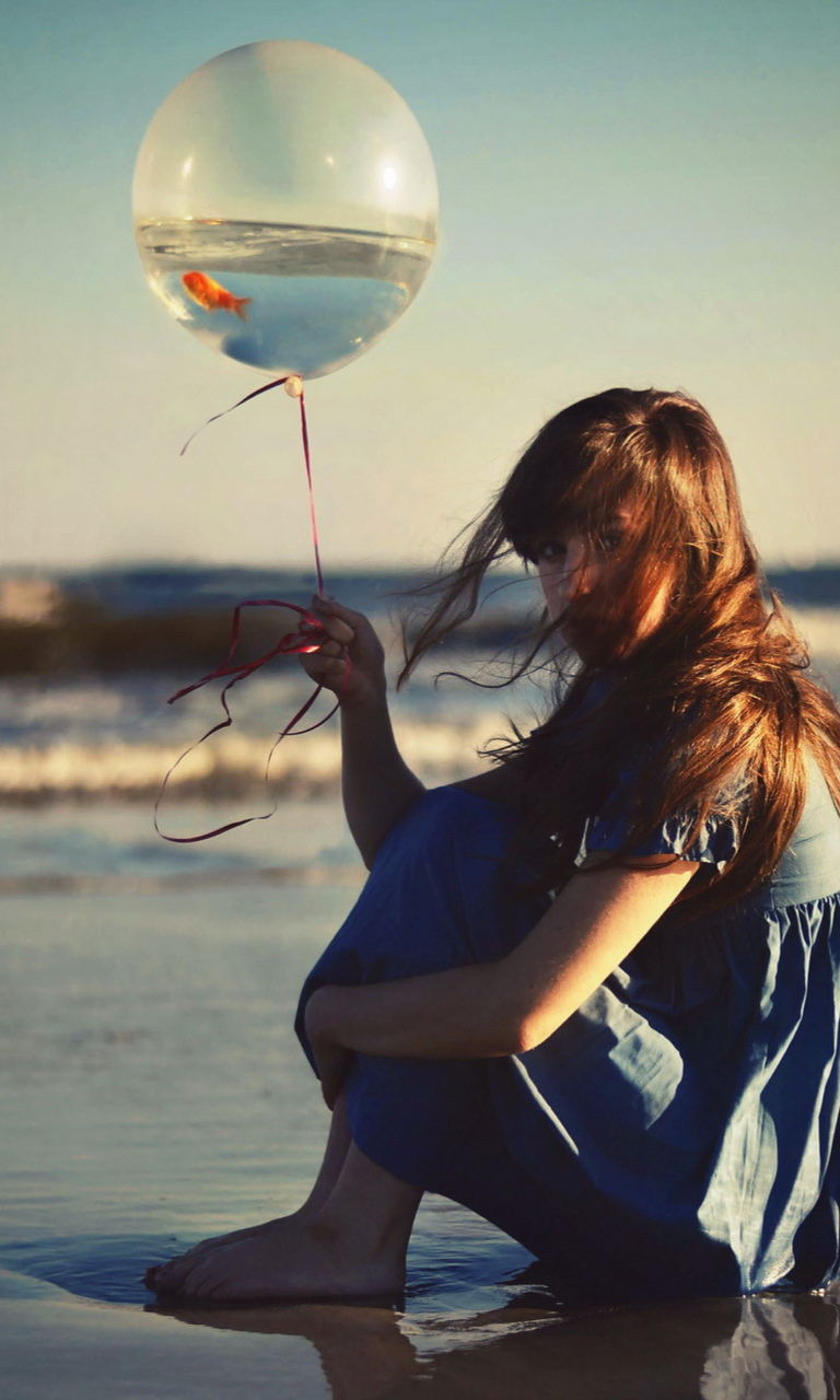 Sfondi Girl With Balloon On Beach 768x1280