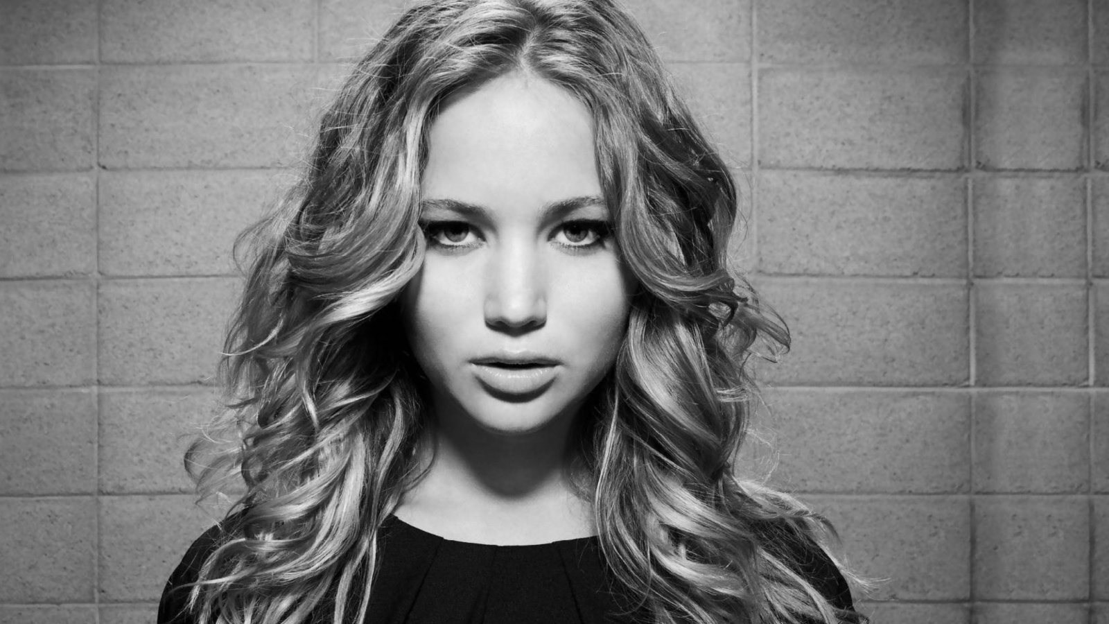 Screenshot №1 pro téma Jennifer Lawrence Black And White Portrait 1600x900