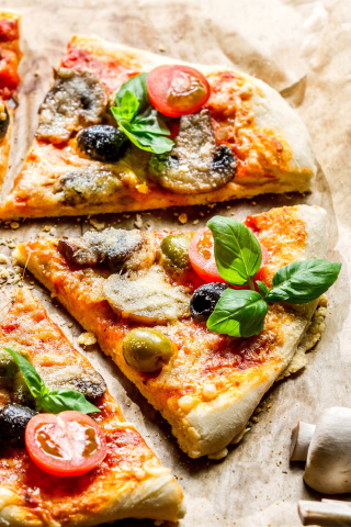 Das Pizza with olives Wallpaper 320x480