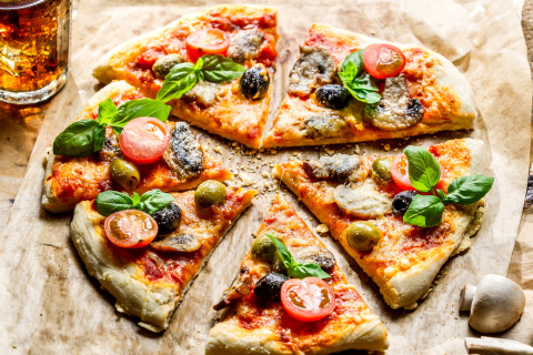 Das Pizza with olives Wallpaper 480x320