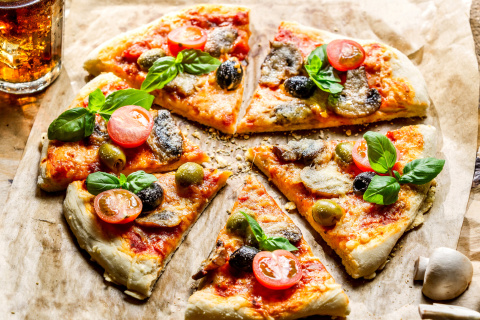 Fondo de pantalla Pizza with olives 480x320