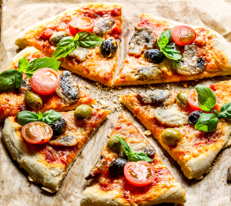 Das Pizza with olives Wallpaper 960x854