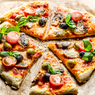 Pizza with olives sfondi gratuiti per 2048x2048