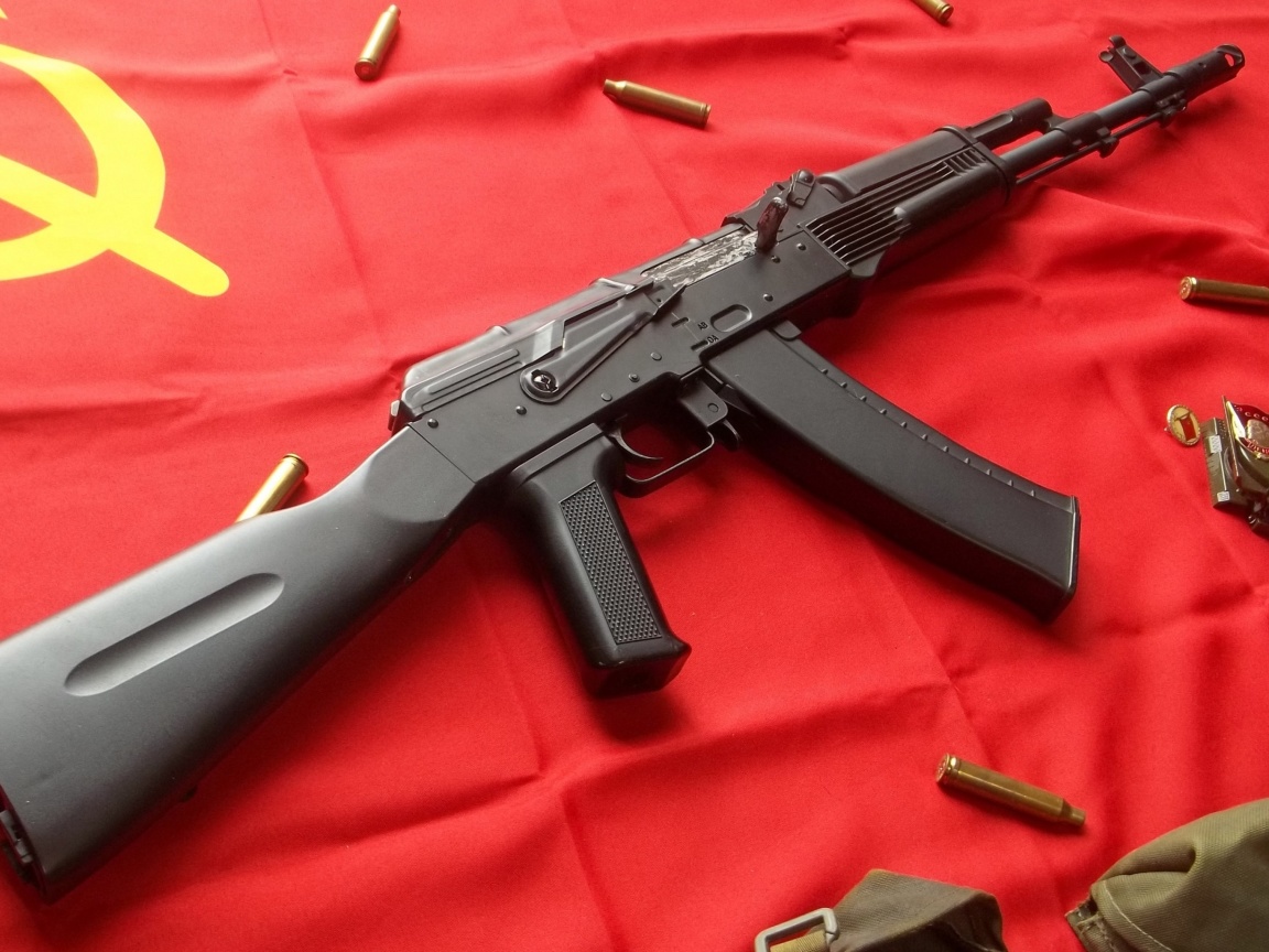 Sfondi AK47 Assault Rifle and USSR Flag 1152x864