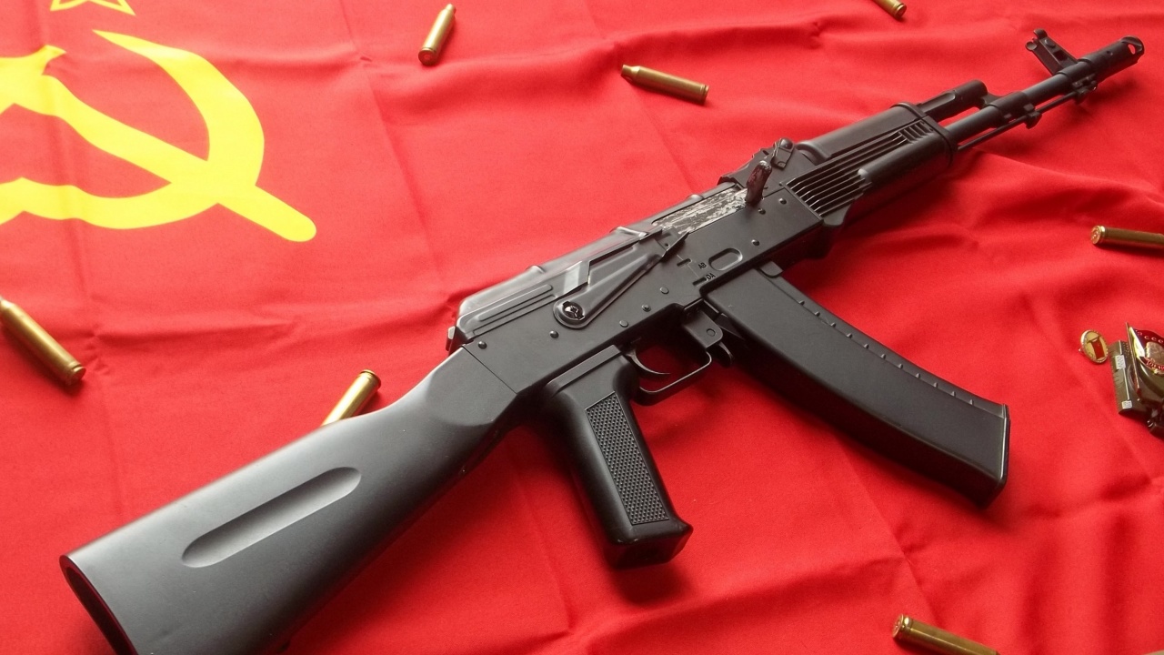 Обои AK47 Assault Rifle and USSR Flag 1280x720
