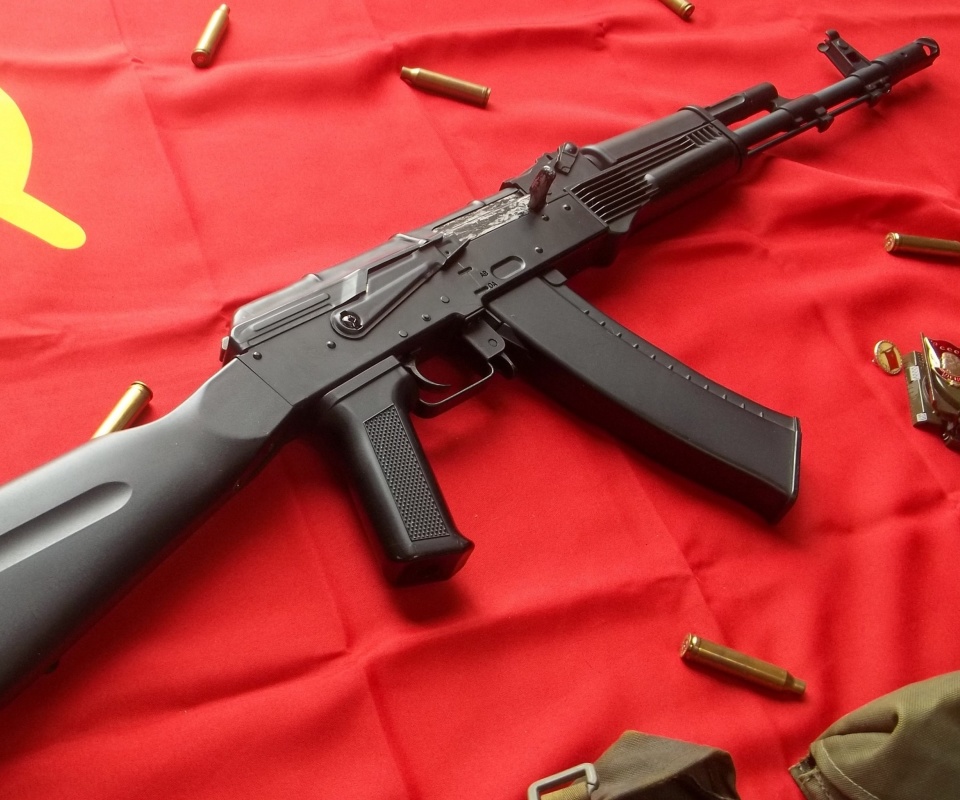 Обои AK47 Assault Rifle and USSR Flag 960x800
