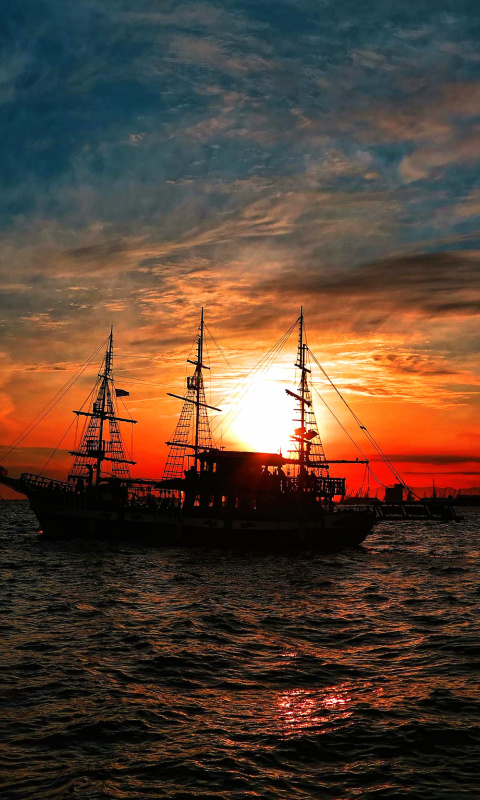 Обои Ship in sunset 480x800