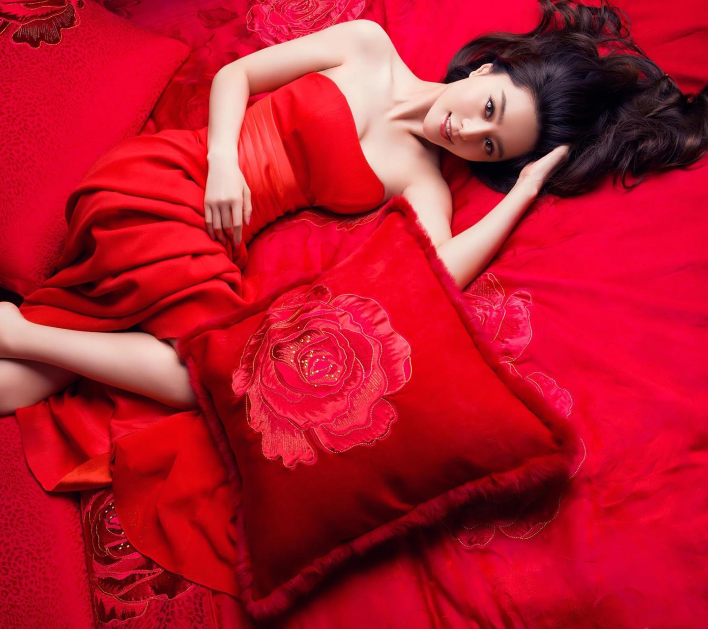 Обои Lady In Red 1440x1280