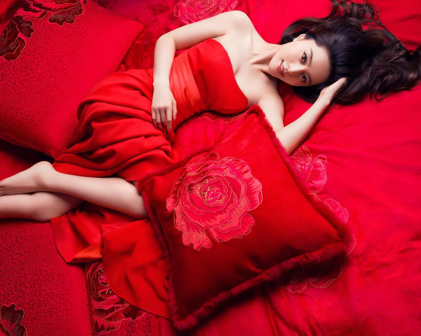 Das Lady In Red Wallpaper 1600x1280