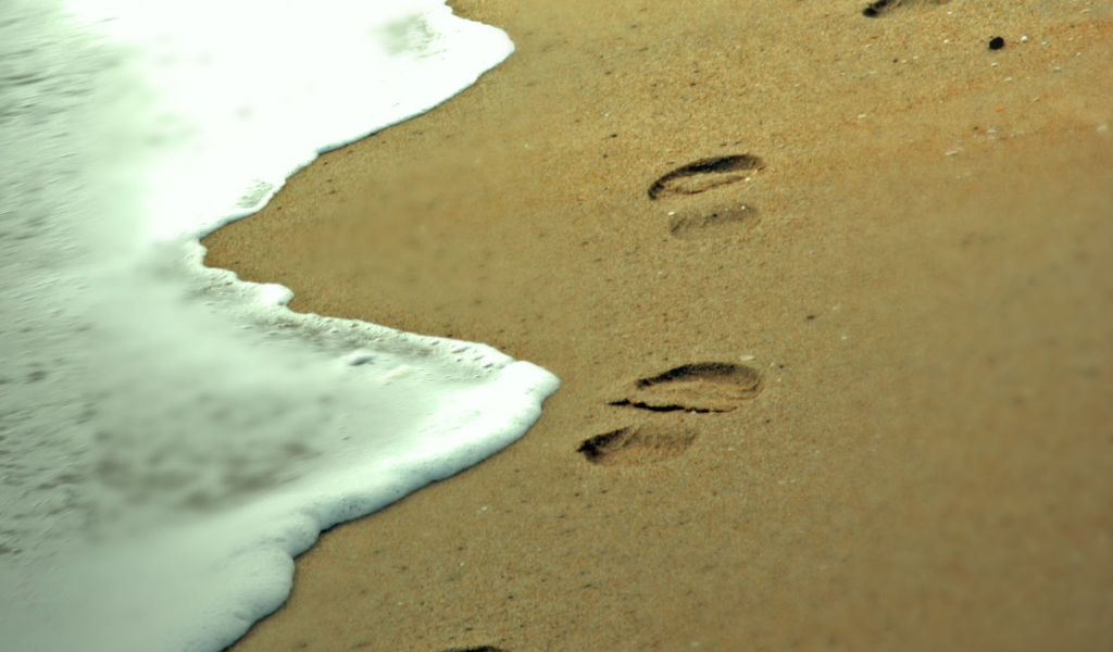 Footprints On Sand wallpaper 1024x600