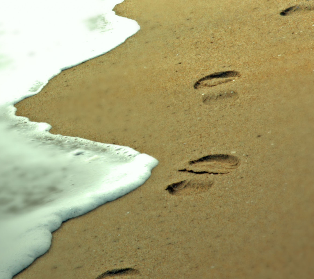 Das Footprints On Sand Wallpaper 1080x960