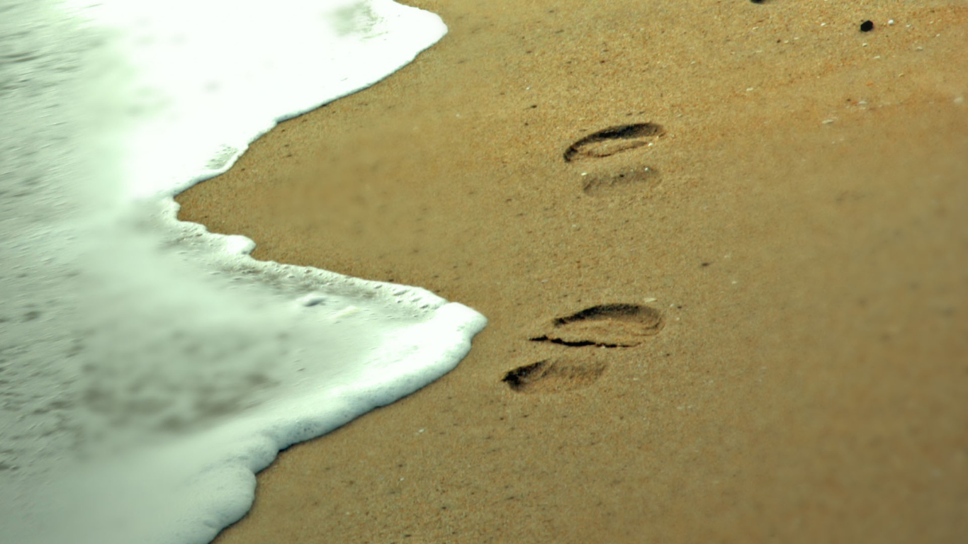 Das Footprints On Sand Wallpaper 1366x768